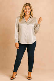 Losvallende zandkleurige satijnen blouse met lange mouwen en knoopsluiting, ideaal voor een elegante en comfortabele outfit.