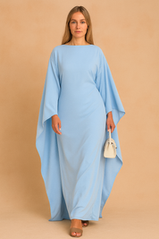 Lichtblauwe maxi jurk met oversized vleermuismouwen en minimalistisch design, ideaal voor lente of zomer.