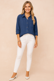 Effen marineblauwe blouse met knopen, kraag en borstzakje – perfect voor kantoor of casual outfits.
