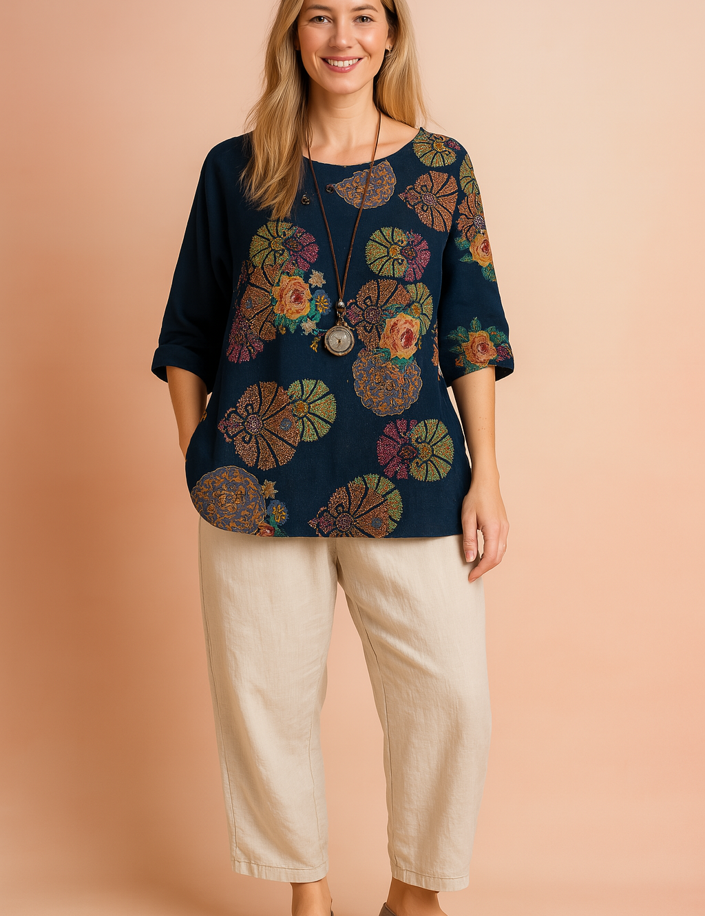 Donkerblauwe blouse met kleurrijke abstracte lotusprint en driekwartmouwen, ontworpen in een losse, ademende snit voor dagelijks comfort.