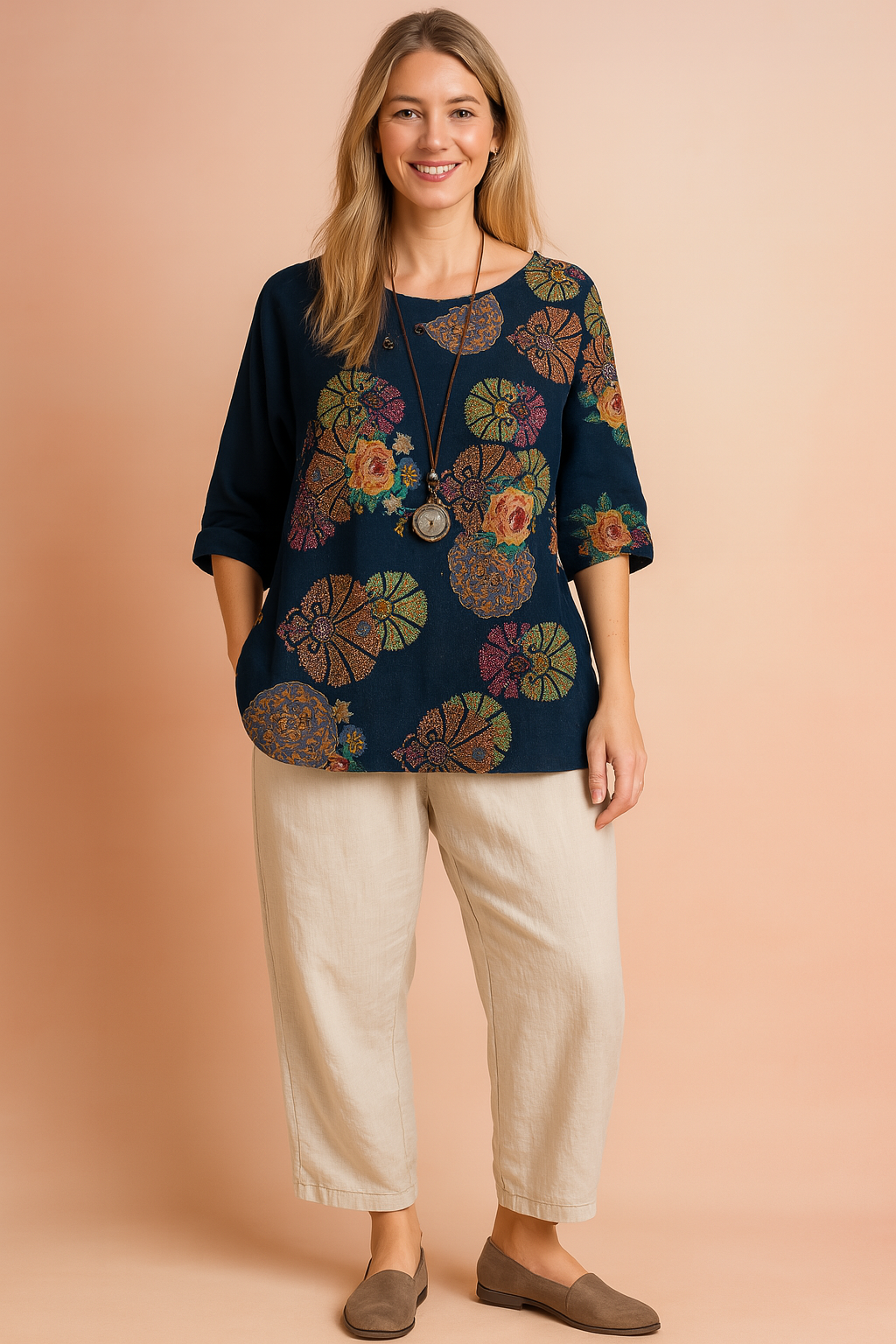 Donkerblauwe blouse met kleurrijke abstracte lotusprint en driekwartmouwen, ontworpen in een losse, ademende snit voor dagelijks comfort.