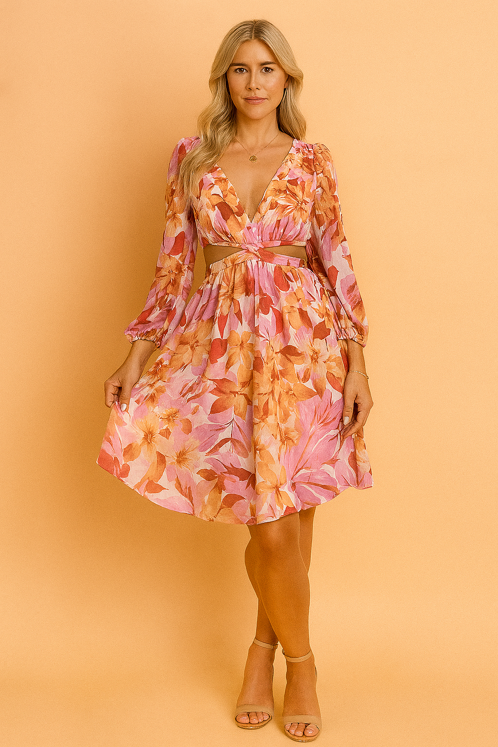 V-hals mini-jurk met lange mouwen en een roze-oranje bloemenprint, voorzien van een uitgesneden tailleband detail.