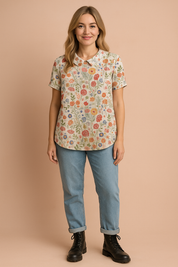 Linnenlook blouse met korte mouwen en kleurrijk bloemenpatroon in rood, oranje en blauw op een beige achtergrond, afgewerkt met een ronde kraag.