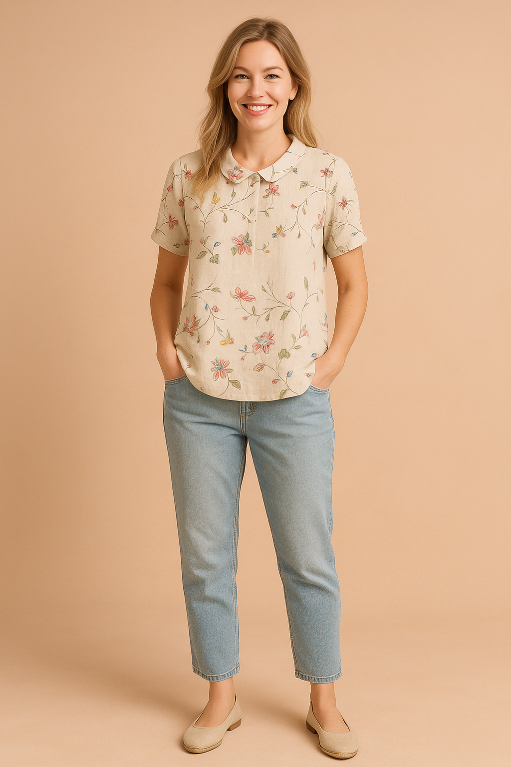 Beige blouse met korte mouwen en subtiel gebloemd borduursel in pastelkleuren, uitgevoerd in linnenstructuur en voorzien van een afgeronde kraag.