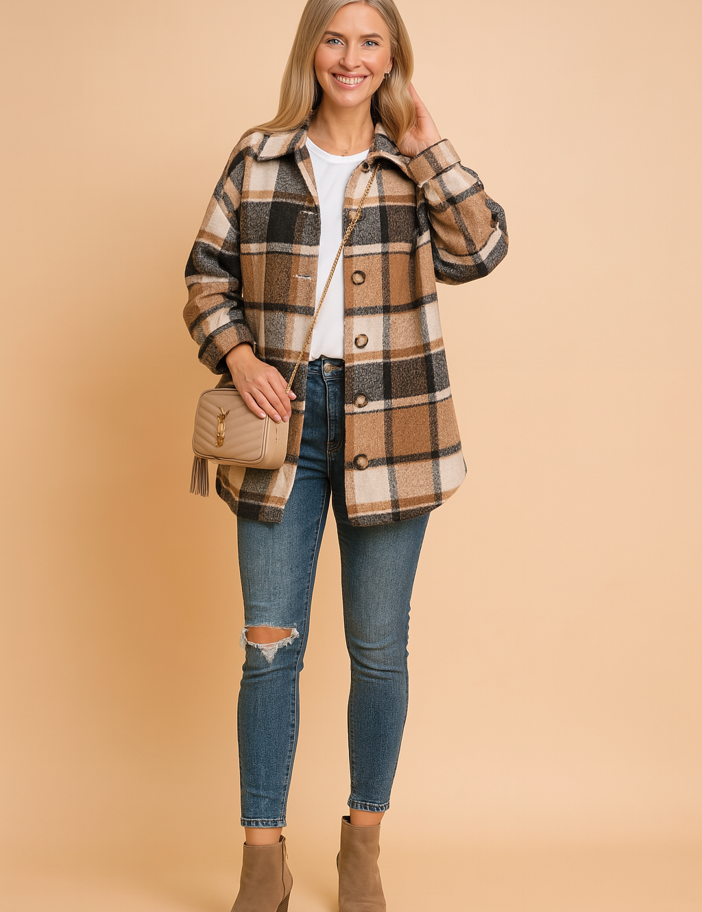 Damesoverhemd van bruin-beige flanel met zwart ruitpatroon, knoopsluiting en rechte zoom in casual styling.