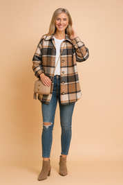 Damesoverhemd van bruin-beige flanel met zwart ruitpatroon, knoopsluiting en rechte zoom in casual styling.