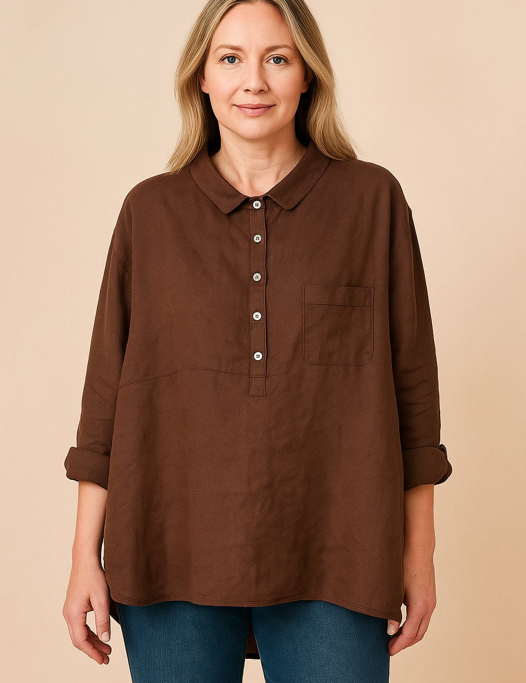 Bruine linnen blouse met klassieke kraag, halve knooppas en borstzak, gecombineerd met jeans voor een natuurlijke en tijdloze uitstraling.