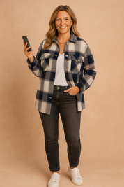 Dames flanellen overhemd met donkerblauw-witte blokruit, borstzakken en knopen, gedragen op zwarte jeans.