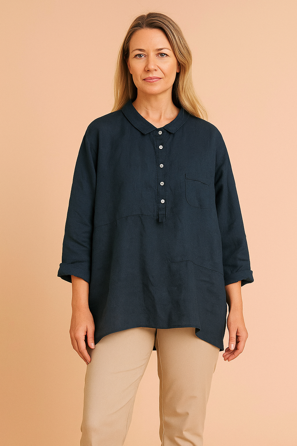 Donkerblauwe linnen blouse met halve knooppas, borstzakje en opgerolde mouwen, perfect voor een comfortabele, stijlvolle outfit.
