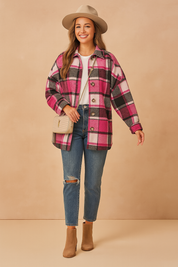 Lang flanellen overhemd met felroze, witte en zwarte ruiten, knoopsluiting en rechte zoom, casual gedragen met witte top.