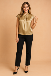 Satijnen gouden blouse met korte mouwen, subtiele plooien aan de halslijn en glanzende afwerking