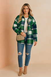 Groen-wit flanellen overhemd met ruitenmotief en houten knopen, gecombineerd met ripped jeans en beige enkellaarsjes.