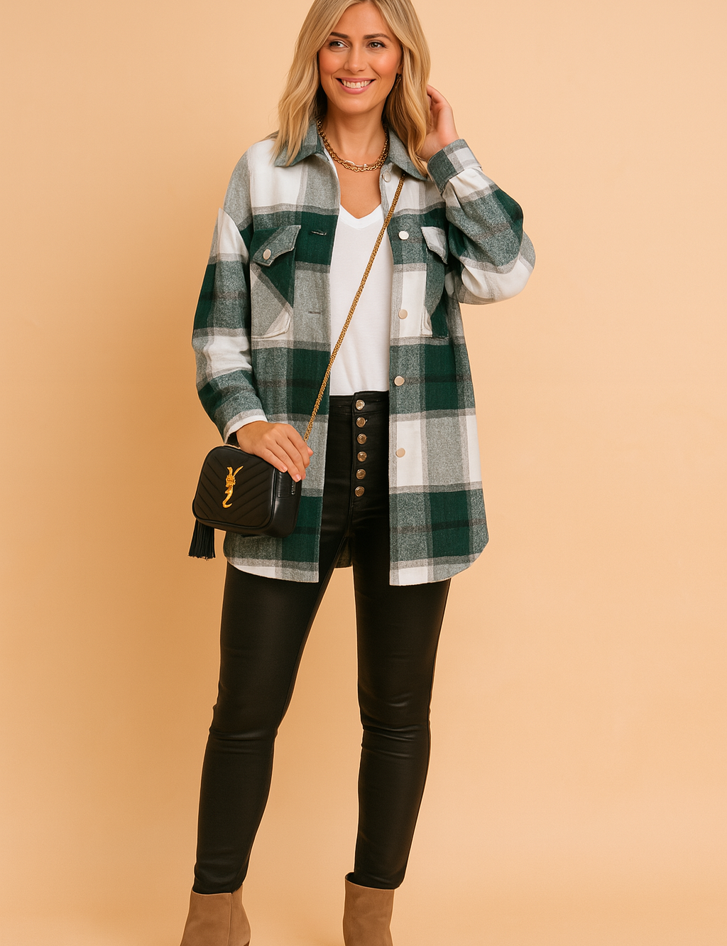 Groen-wit flanel damesoverhemd met zwarte accenten en borstzakken, lang model met knoopsluiting.