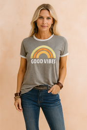 Grijs T-shirt met vintage regenboogprint en tekst ‘Good Vibes’