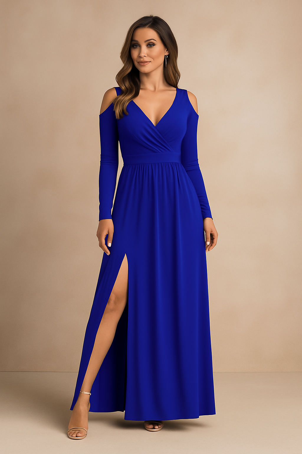 Koningsblauwe galajurk met cold-shoulder details, lange mouwen en diepe split