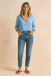 Lichtblauwe linnen blouse met lange mouwen en knoopsluiting, gemaakt van effen luchtig linnen met een rechte pasvorm en borstzakje.