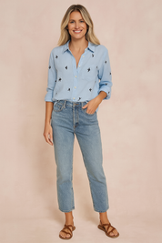 Lichtblauwe blouse met zwarte zwaluwprint en opgerolde mouwen van luchtig linnen, perfect voor een casual look met een denim broek.