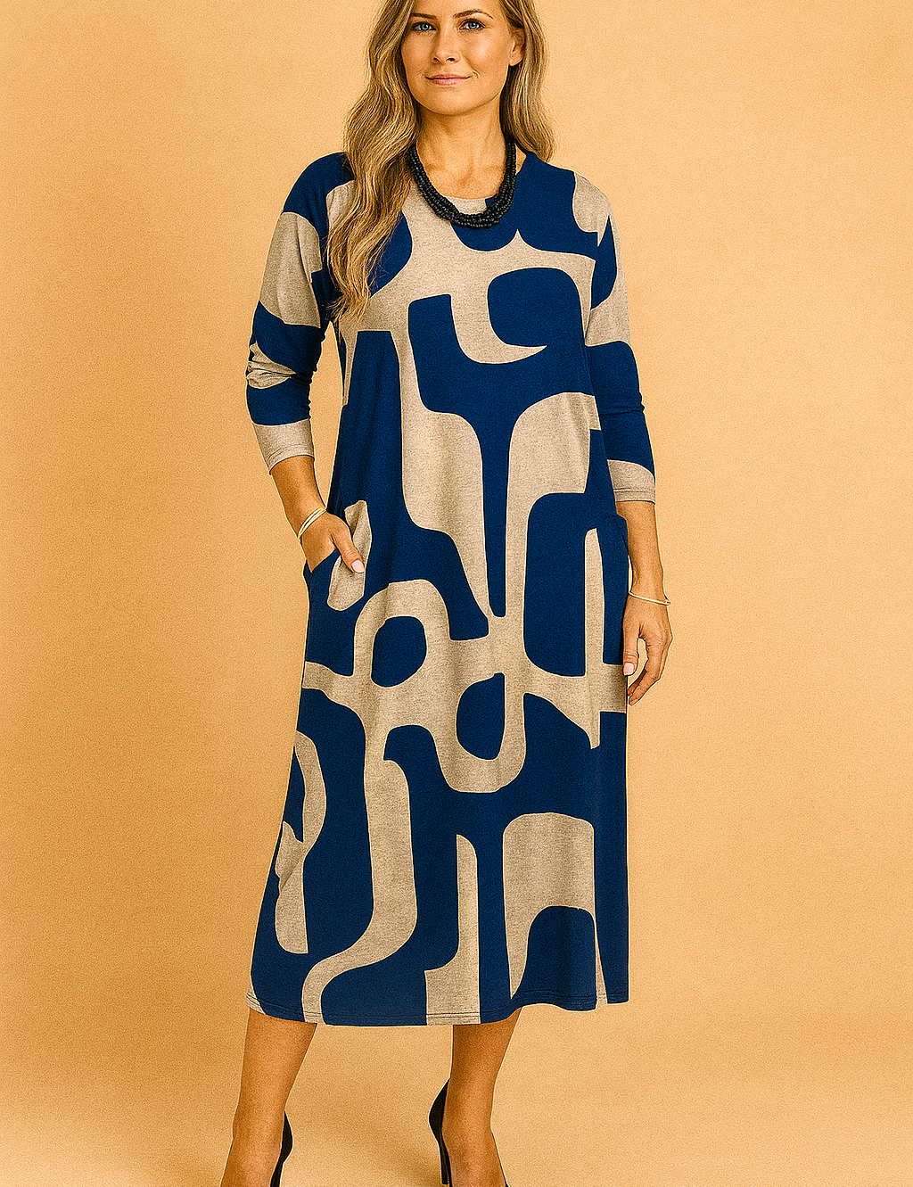 Midilange beige jurk met donkerblauw abstract patroon, lange mouwen en casual rechte snit