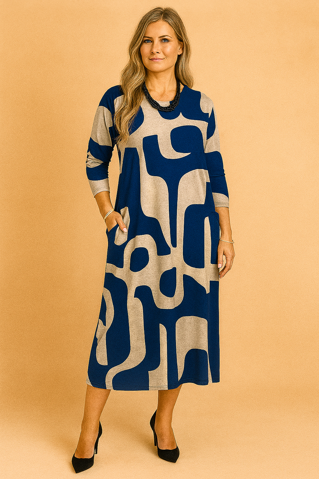 Midilange beige jurk met donkerblauw abstract patroon, lange mouwen en casual rechte snit