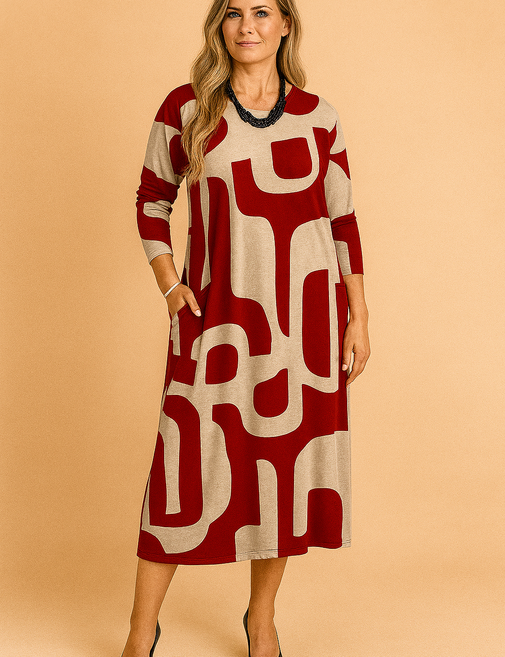 Midilange beige jurk met rood abstract patroon, lange mouwen en relaxte pasvorm voor dagelijks gebruik