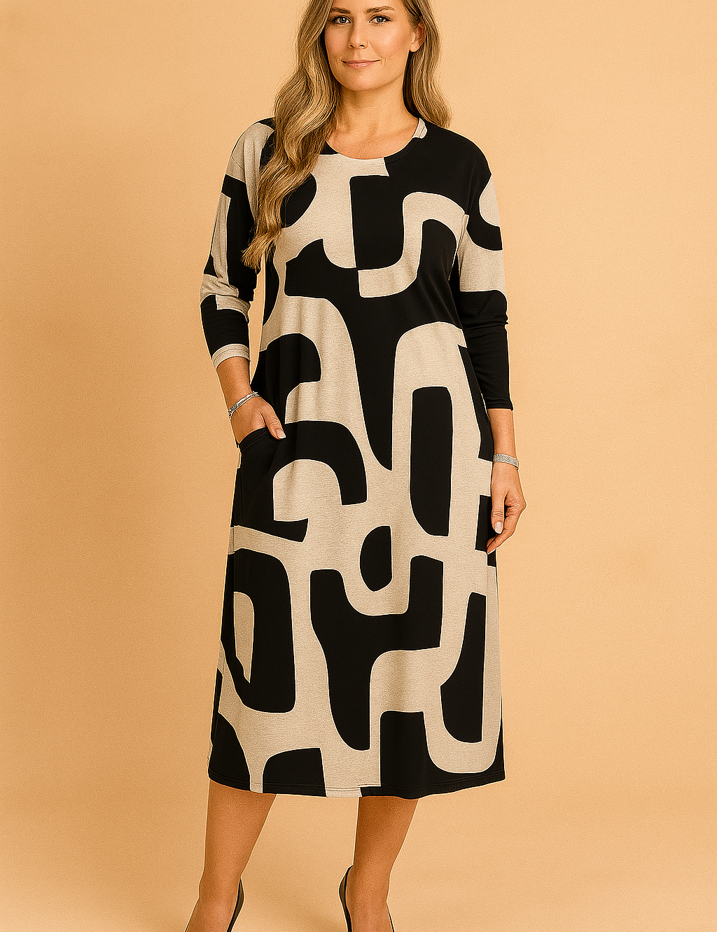Midilange beige jurk met zwart abstract patroon, lange mouwen en een comfortabele rechte pasvorm
