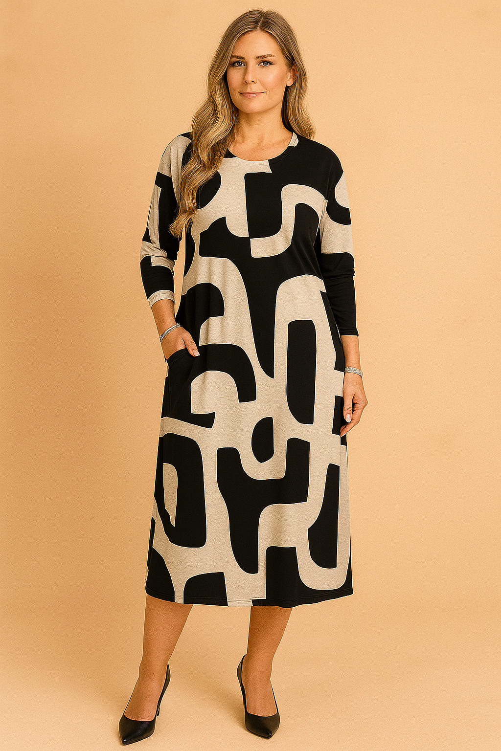 Midilange beige jurk met zwart abstract patroon, lange mouwen en een comfortabele rechte pasvorm