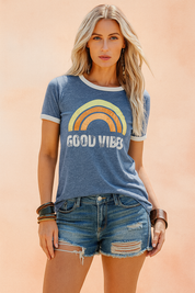 Blauwe T-shirt met regenboogprint en tekst ‘Good Vibes’