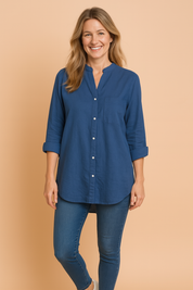 Blauwe linnen blouse met knoopsluiting, opstaande kraag en rechte pasvorm, ideaal voor een frisse casual look.