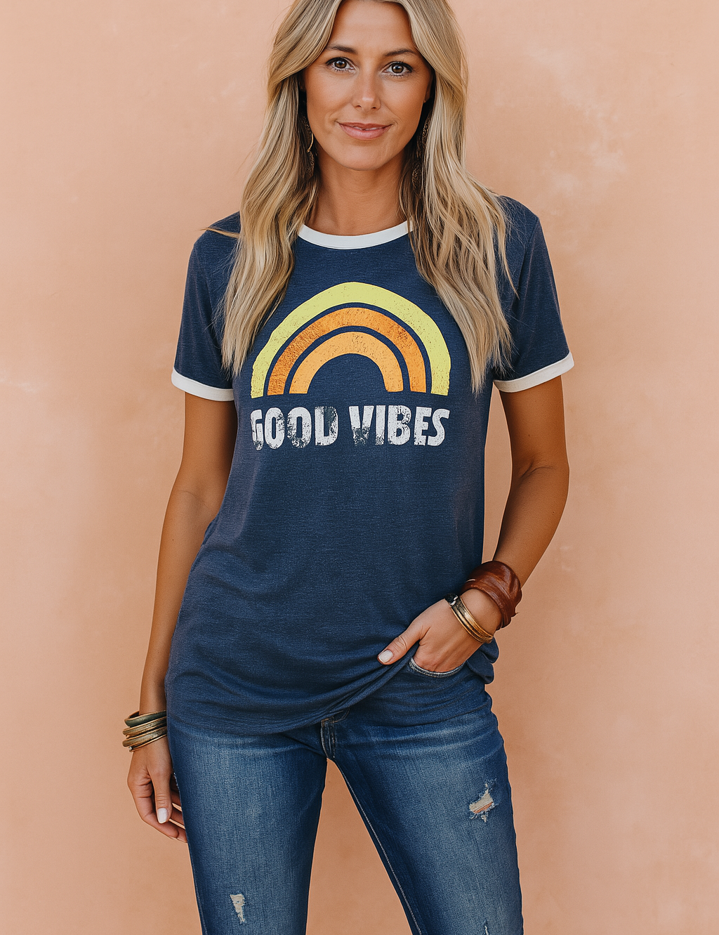 Donkerblauw T-shirt met retro regenboogprint en tekst ‘Good Vibes’