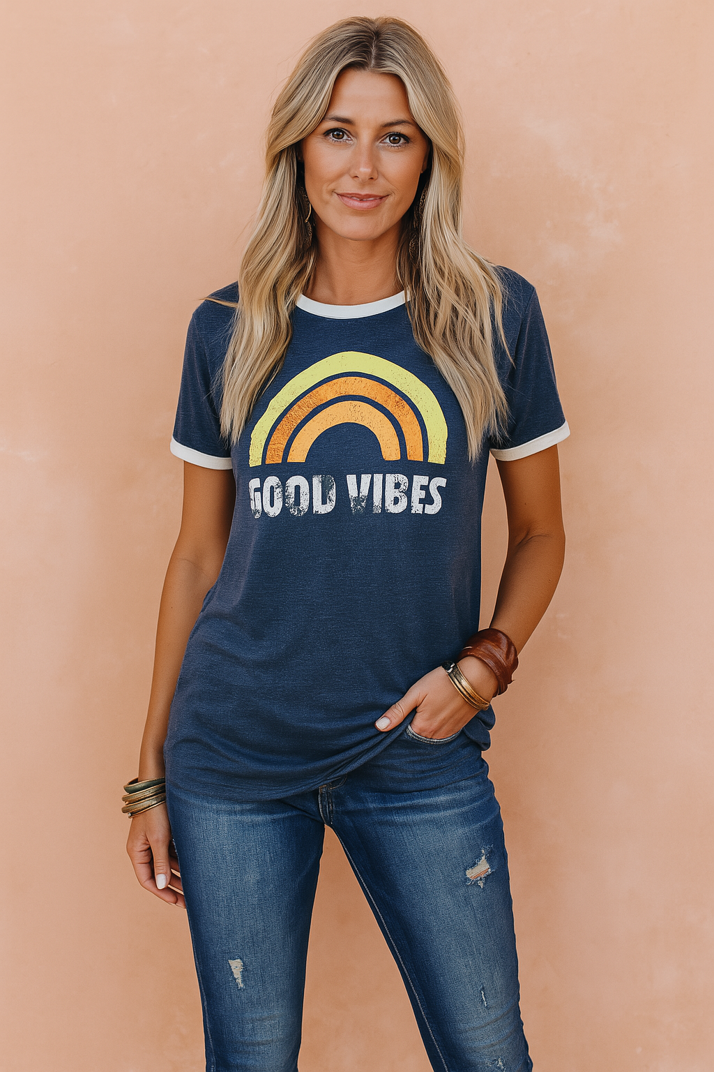 Donkerblauw T-shirt met retro regenboogprint en tekst ‘Good Vibes’