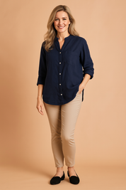 Donkerblauwe linnen blouse met knoopsluiting, borstzak en rechte lange mouwen, ideaal voor dagelijkse outfits.