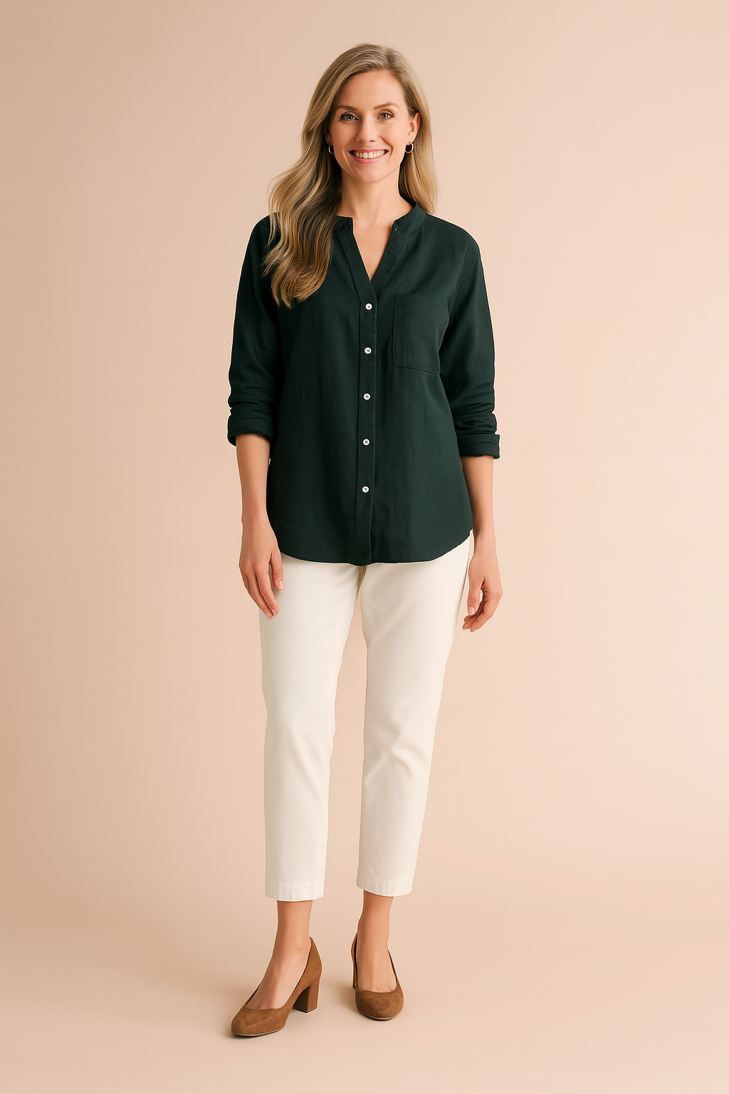 Klassieke donkergroene linnen blouse met knoopsluiting en rechte lange mouwen, geschikt voor een nette en comfortabele stijl.