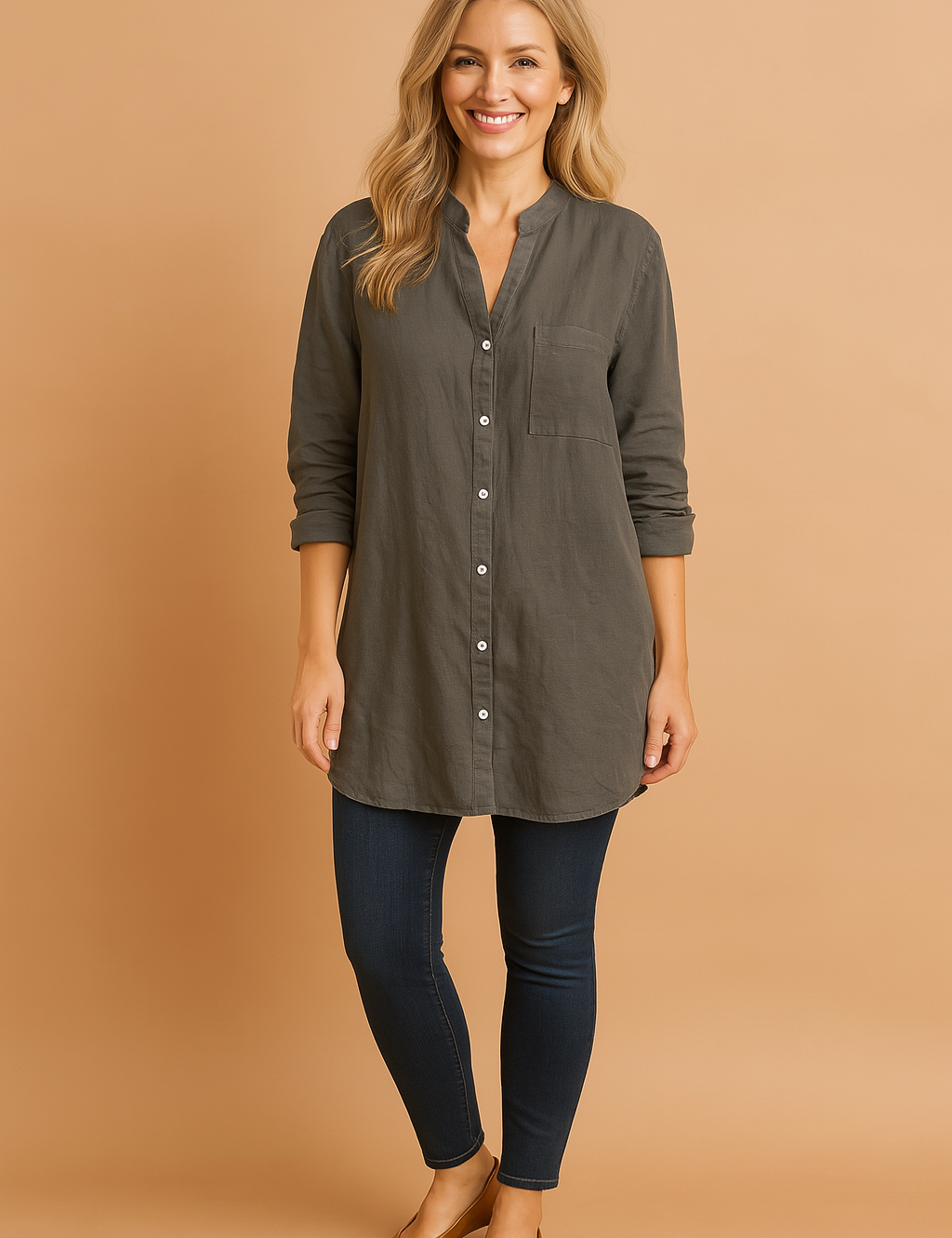  Donkergroene linnen blouse met opstaande kraag, knoopsluiting en rechte lange mouwen, perfect voor herfstoutfits.