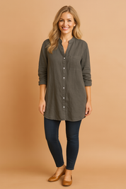  Donkergroene linnen blouse met opstaande kraag, knoopsluiting en rechte lange mouwen, perfect voor herfstoutfits.