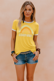 Geel retro T-shirt met witte boorden en regenboogprint ‘Good Vibes’