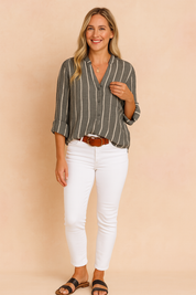 Donkergrijs-witte gestreepte blouse met lange mouwen, V-hals en knoopsluiting in luchtige linnenmix