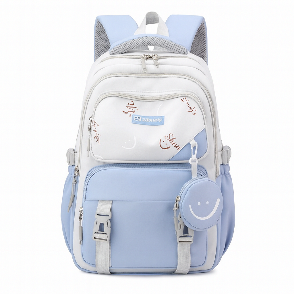 Stijlvolle lichtblauw-witte rugzak met verstelbare schouderbanden, smiley accessoire en speelse grafische details.