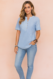 Lichtblauwe damesblouse met korte mouwen en diagonale streeppanelen, knoopsluiting en opstaand kraagje