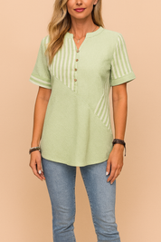 Lichtgroene damesblouse met korte mouwen, gestreepte accenten en houten knoopjes