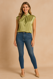 Satijnen lichtgroene blouse met kapmouwen en geplooide kraagdetail in glanzende finish