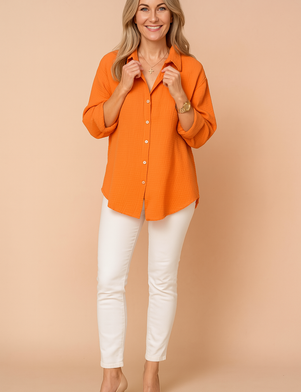 Losvallende oranje damesblouse met lange mouwen, doorknoopsluiting en zachte kreukstructuur in katoenmix.