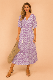 Midi-jurk met paarse en witte ikatprint, V-hals en sierkoord met franjes, zomerse stijl