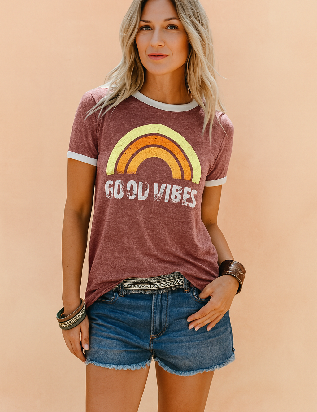 Brique rood T-shirt met retro regenboogprint en tekst ‘Good Vibes’