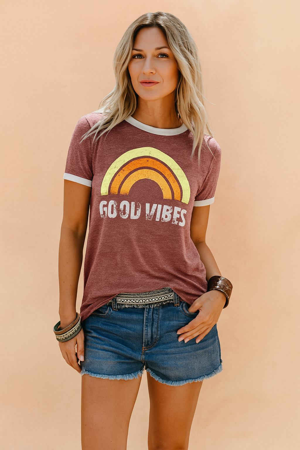 Brique rood T-shirt met retro regenboogprint en tekst ‘Good Vibes’