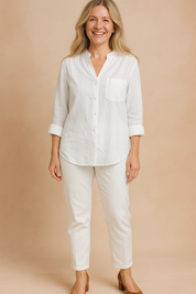 Witte linnen blouse met lange mouwen, knoopsluiting en rechte zoom, luchtig en tijdloos voor elke gelegenheid.