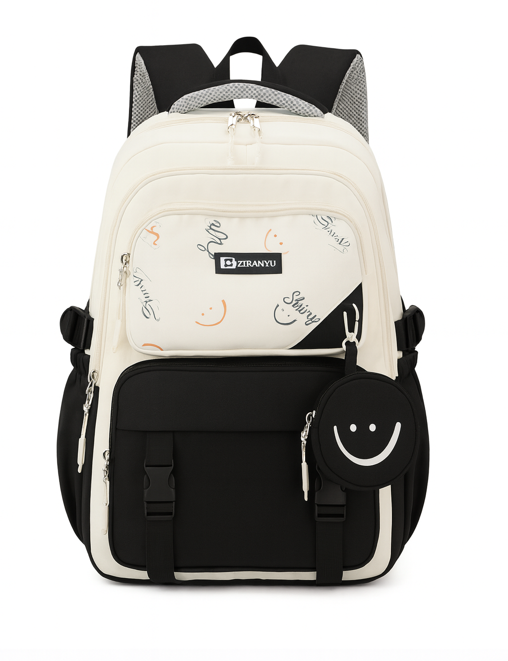 Zwart-witte rugzak met grafische prints en ronde smiley hanger, voorzien van meerdere opbergvakken en verstelbare banden.