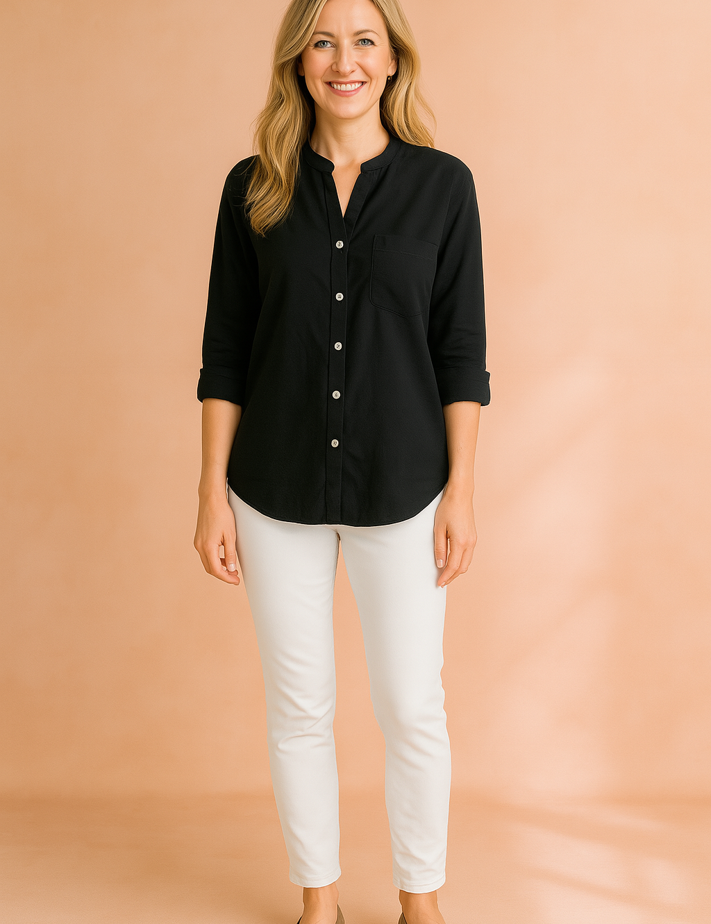 Zwarte linnen blouse met klassieke knoopsluiting, borstzak en opgerolde mouwen, tijdloos en veelzijdig te stylen.