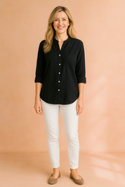 Zwarte linnen blouse met klassieke knoopsluiting, borstzak en opgerolde mouwen, tijdloos en veelzijdig te stylen.