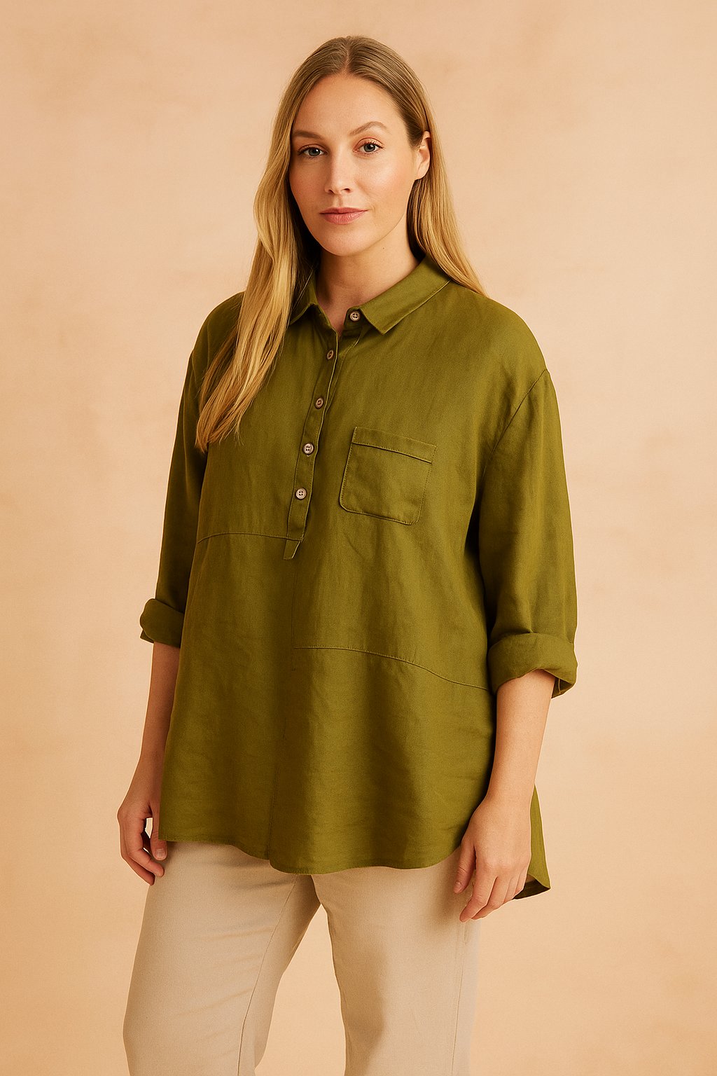 Lichtgewicht linnen blouse in olijfgroen met halve knooppas, borstzak en opgerolde mouwen, ideaal voor een ontspannen casual look.