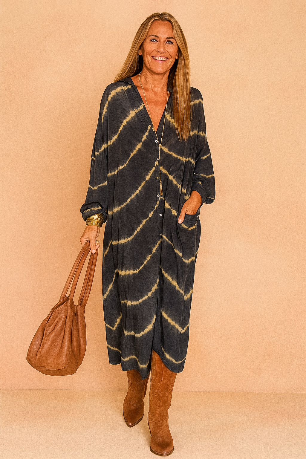 Oversized maxi jurk met tie-dye patroon in donkerblauw en beige, V-hals en knoopsluiting aan de voorkant.